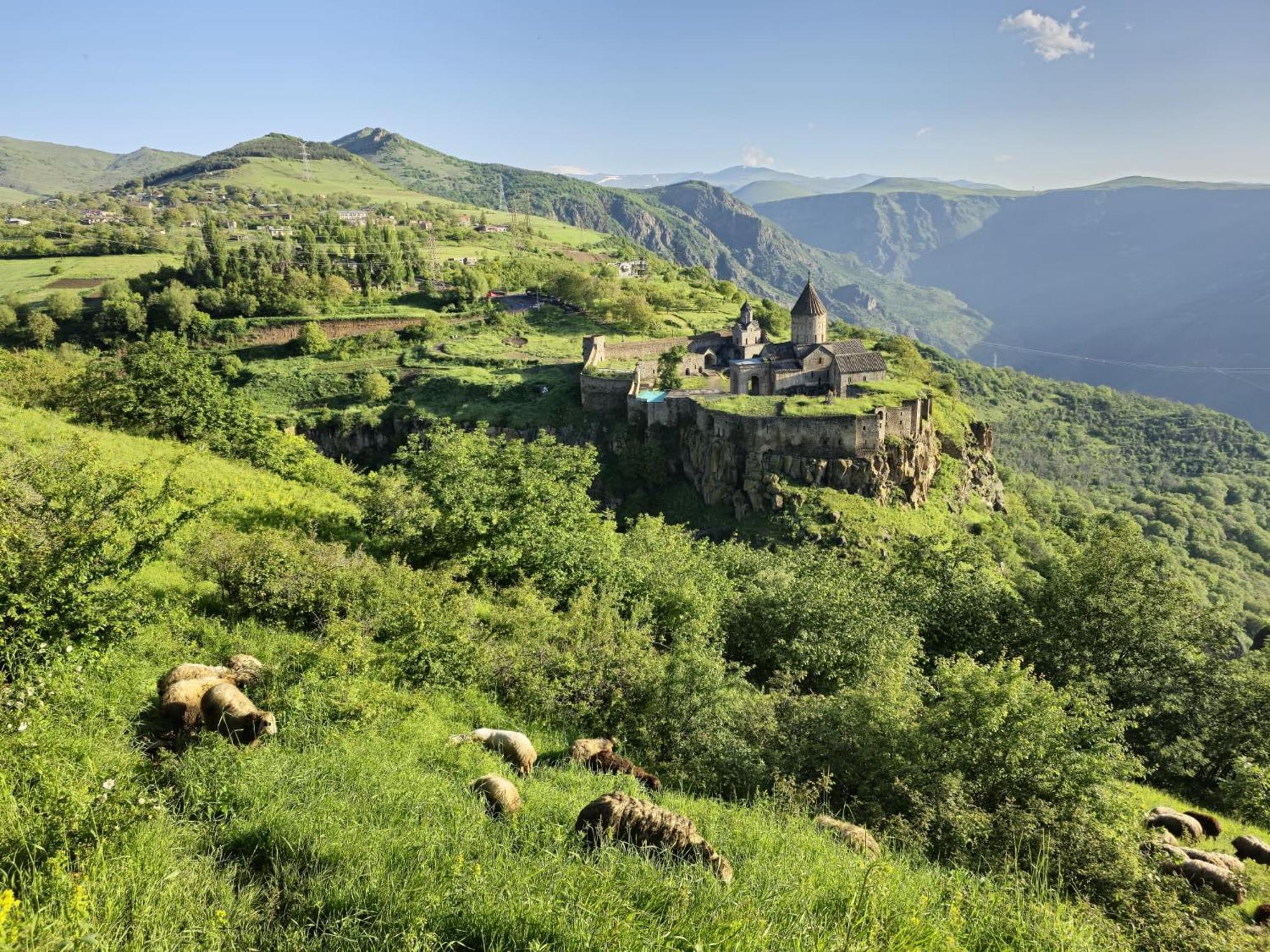 Zartonq Hotel Tatev Eksteriør billede